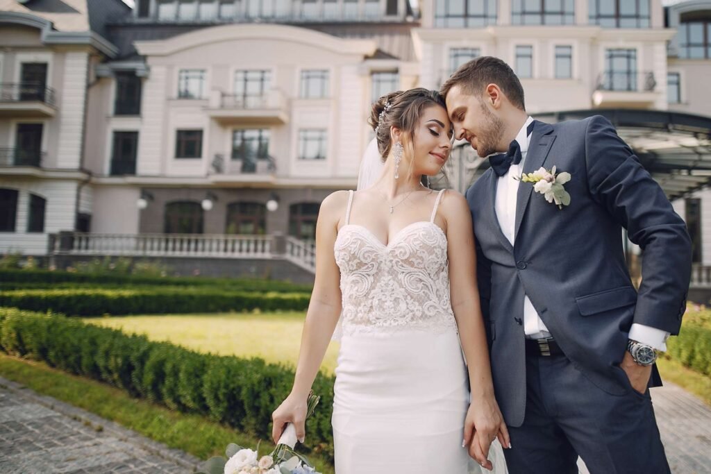Pareja de novios abrazados el día de su boda